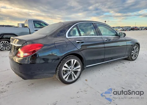 2018 Mercedes-Benz C 300 z USA, uszkodzony, nr VIN 55SWF4JB0JU241879